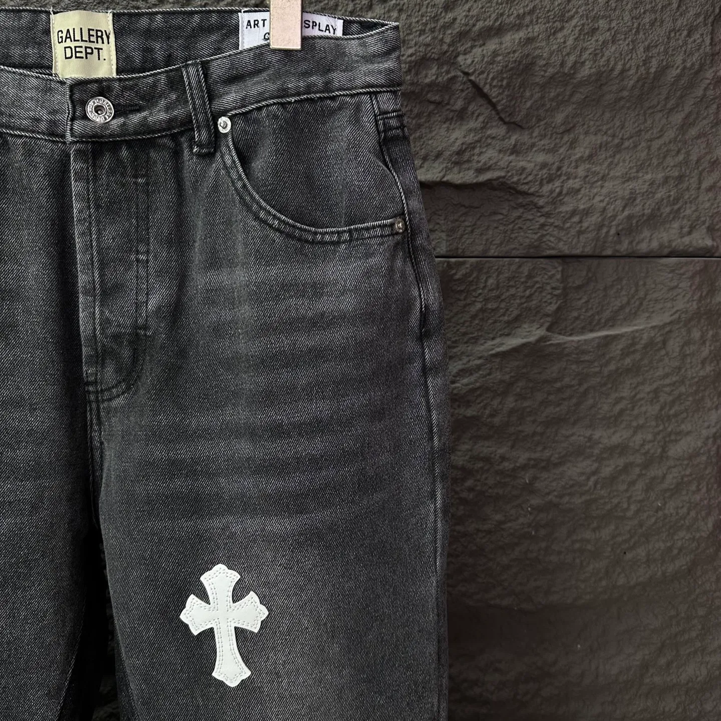 P240 GALLERY DEPT. & Croixin co-branded 2025 new spliced ​​white cross patch leather couple's bootcut jeans 🔥High version🔥High version🔥 Top ceiling quality Styles with different washed textures are very friendly to people with thin legs and thick legs. The bootcut version is very flattering. Moderate length that never goes out of style, easy to match with casually, basic styling for various styles, a must-have in the wardrobe! The fabric is stiff but also makes the upper body soft without losing texture. The washing process is even more perfect. It is a must-have item for everyone! ! ! Washed wheat, hang tag, pants label, three complete labels, color: black, size: 28, 30, 32, 34, 36 (five sizes)